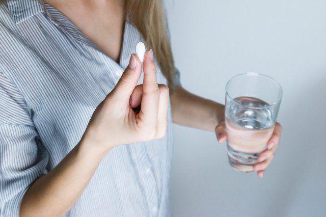 b2ap3_medium_drink-girl-glass-hands-576831